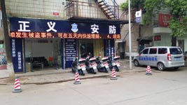 尲