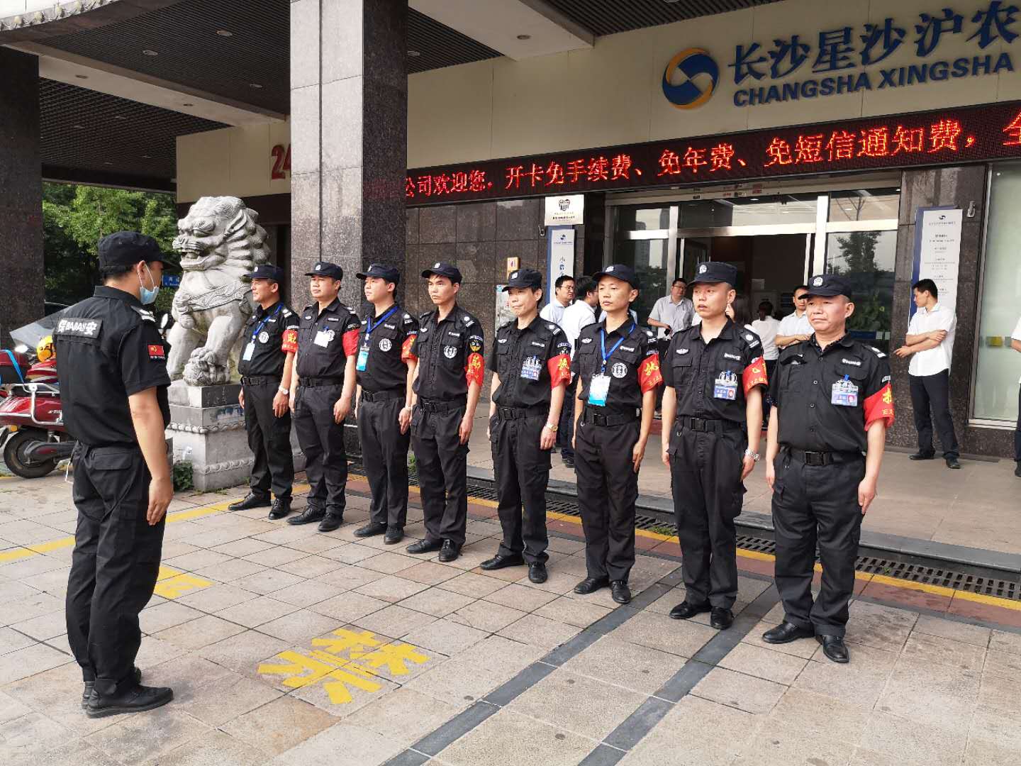 正义之剑保安公司联合星沙沪农商村镇银行 开展“消防、反恐防暴”演练