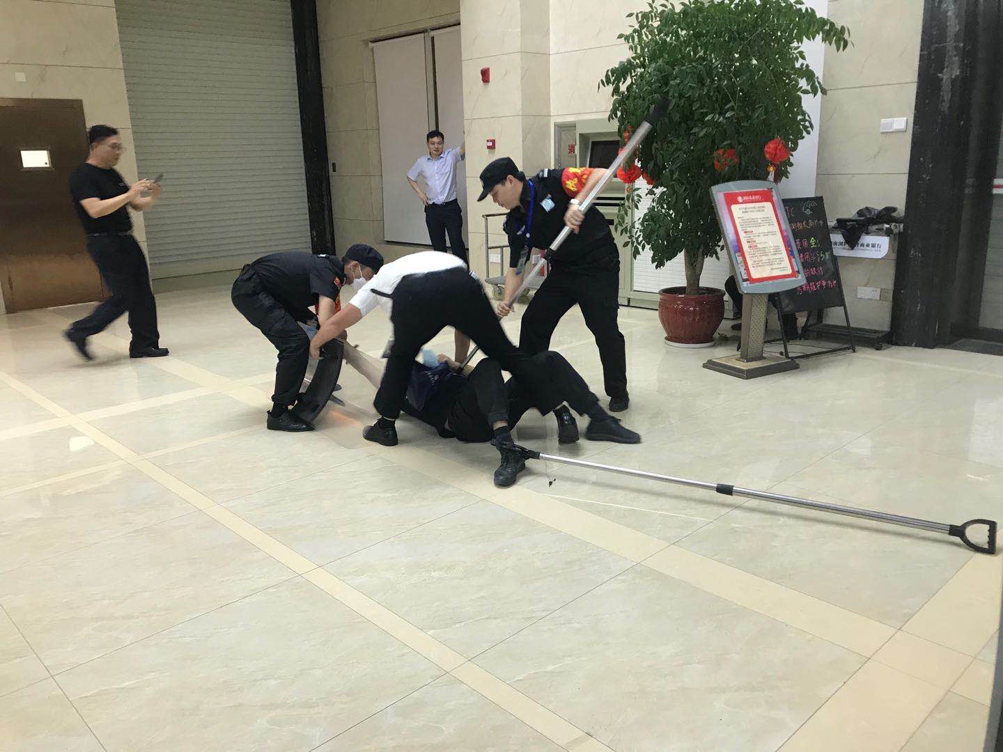 浏阳农商行联合正义之剑保安公司开展“消防、反恐防暴”演练”